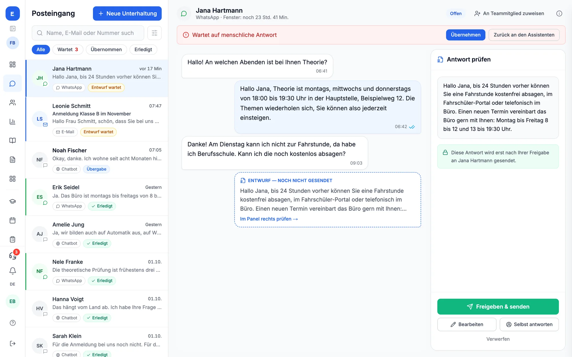 Posteingang im Dashboard: ein WhatsApp-Gespräch mit einem Antwortentwurf des Assistenten, der auf „Freigeben & senden“ wartet, daneben weitere Anfragen per E-Mail und Website-Chat